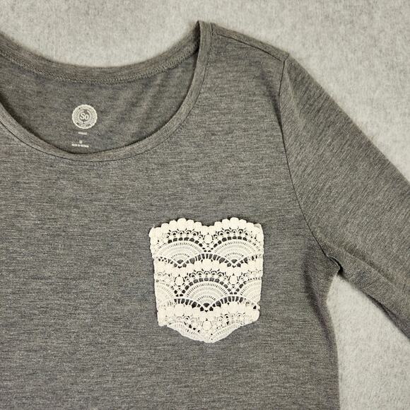 🌼SO Top Womens Size Medium Long Sleeve Gray Tee Lace Pocket - Picture 6 of 12